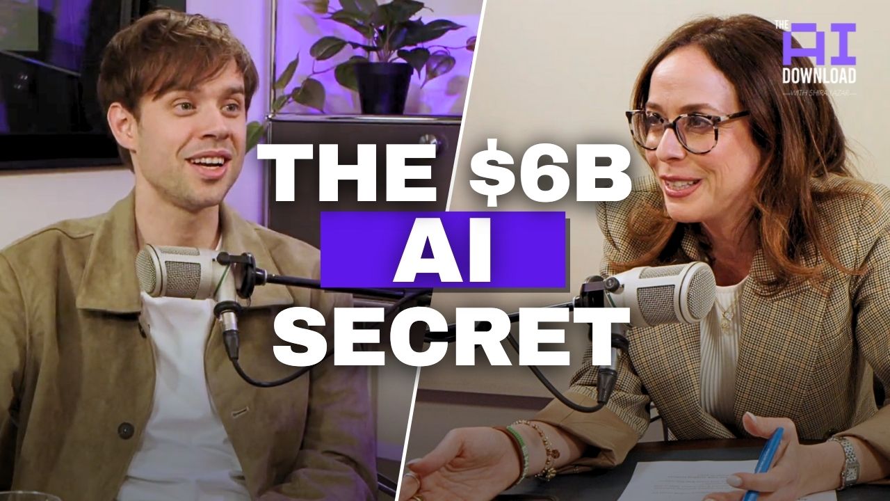 Dua orang berdiskusi di podcast berjudul 