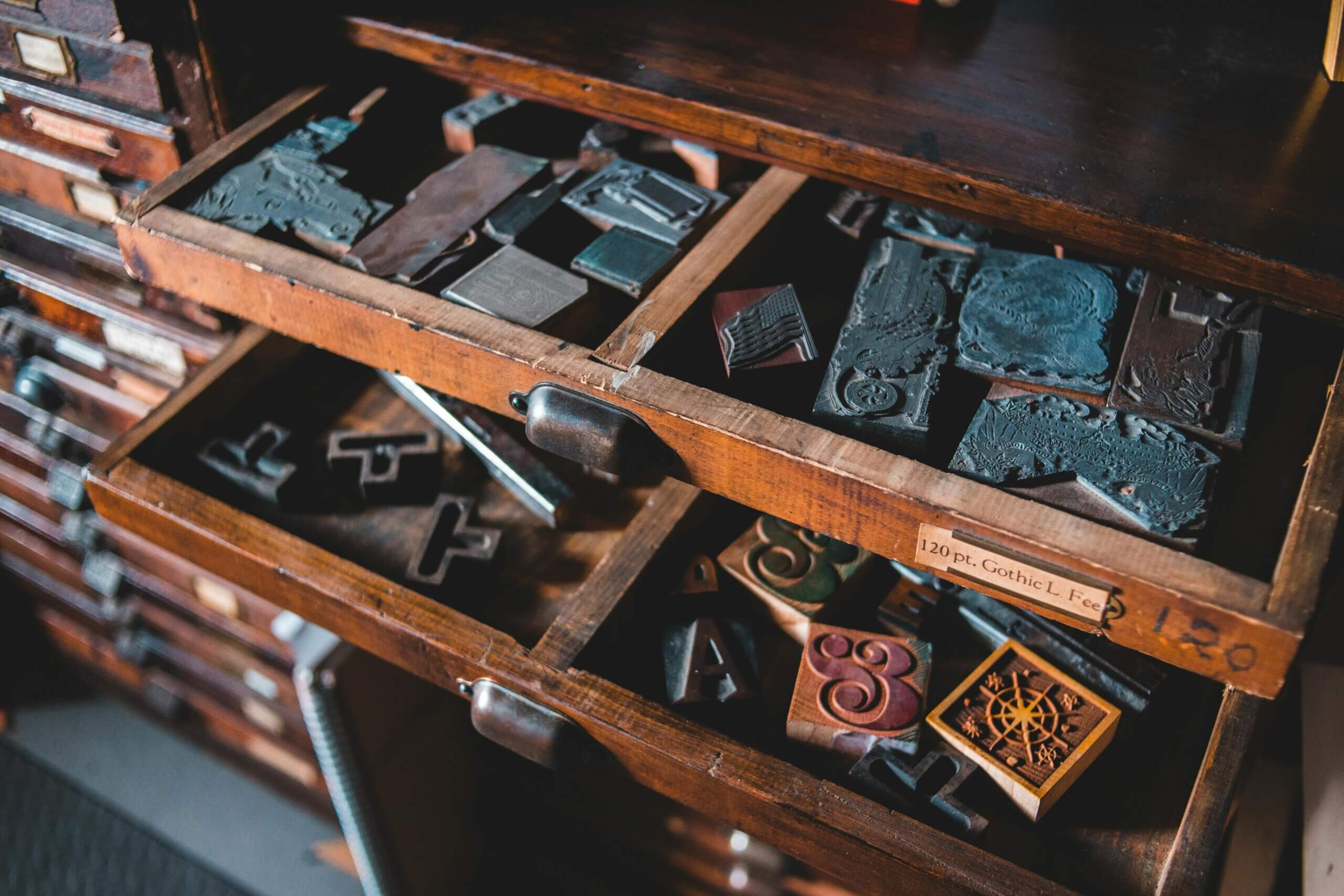 Laci kayu diisi dengan blok cetak vintage dan tipe letterpress.