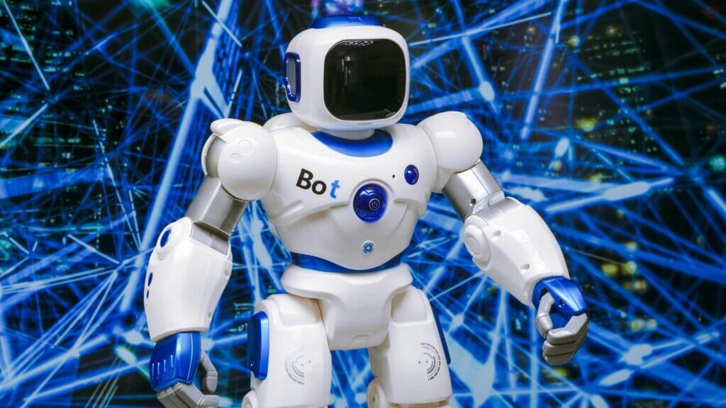 Mainan robot humanoid berwarna putih dan biru diberi label 