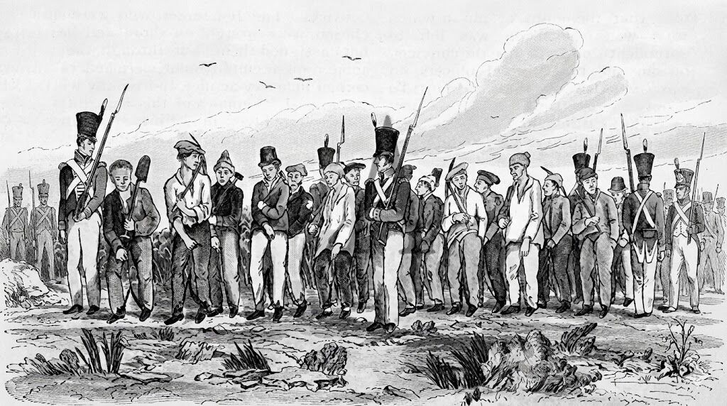 Barisan tentara dan anak laki-laki berseragam militer abad ke-19 berdiri di luar ruangan dengan senapan.