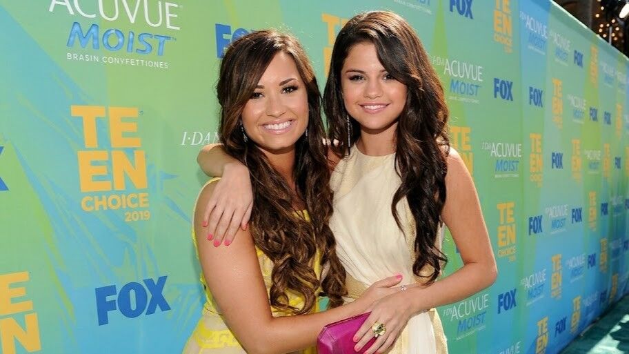 Demi Lovato dan Selena Gomez tersenyum dan berpelukan di Teen Choice Awards 2019.