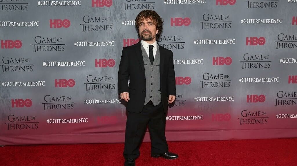 Peter Dinklage dalam setelan hitam dan rompi abu-abu di pemutaran perdana Game of Thrones HBO di New York City.