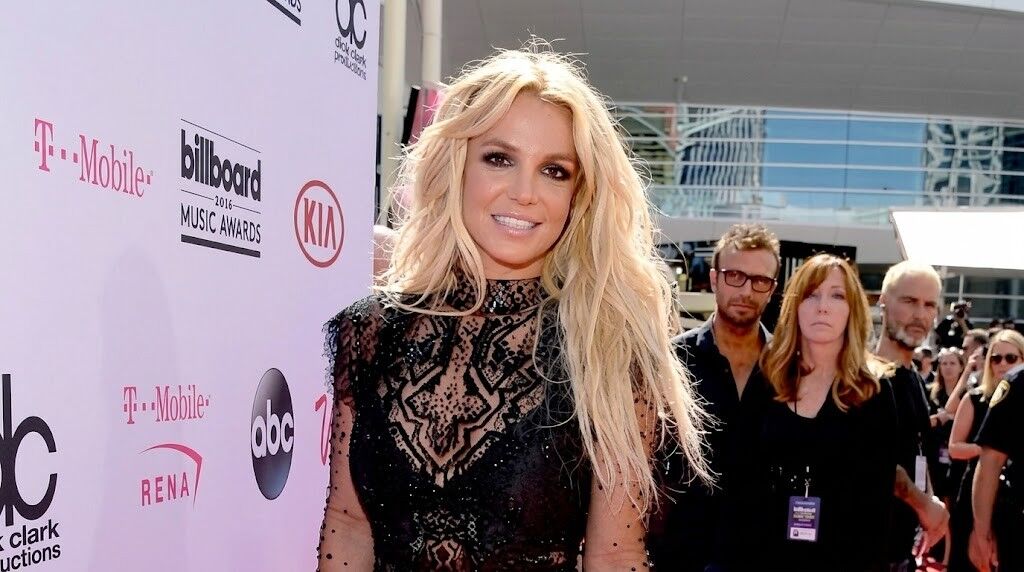 Britney Spears tersenyum di karpet merah Billboard Music Awards 2016 dengan gaun renda hitam
