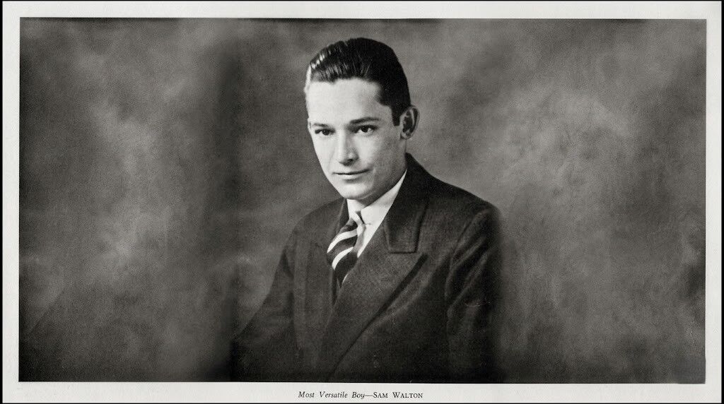 Potret hitam putih Sam Walton muda dalam setelan jas dan dasi bergaris berlabel 