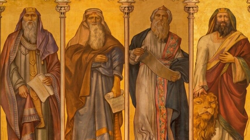Empat nabi alkitabiah berjanggut memegang gulungan, satu tangan bertumpu pada seekor singa, digambarkan dalam mural klasik.