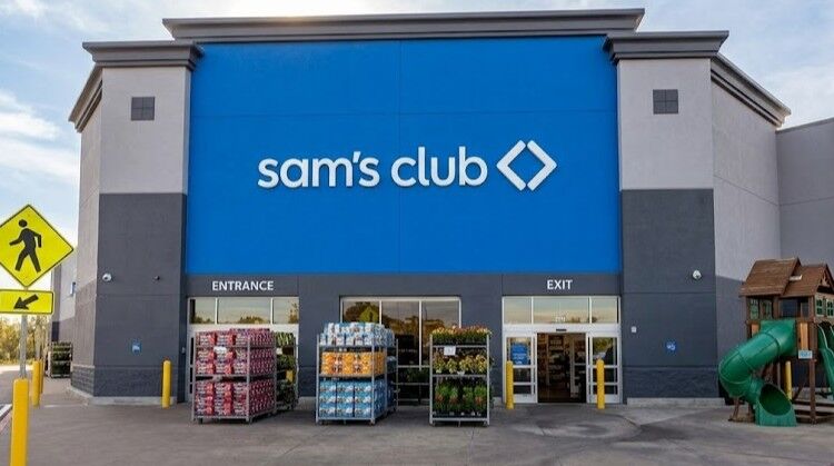 Etalase Sam's Club dengan pintu masuk, pintu keluar, dan pameran produk dan tanaman di luar ruangan.