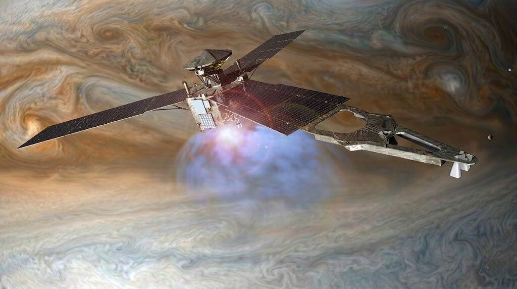 Pesawat ruang angkasa Juno NASA mengorbit Jupiter dengan pola awan berputar-putar di latar belakang