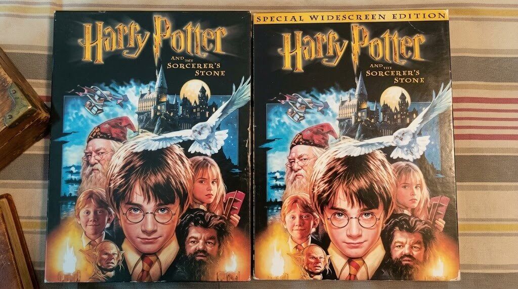 Sampul DVD Harry Potter dan Batu Bertuah yang menampilkan karakter utama dan karya seni kastil Hogwarts.