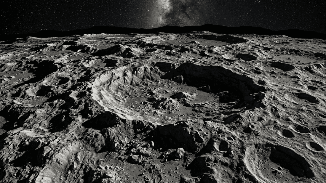 Detail permukaan bulan dengan kawah besar di bawah langit berbintang dan Bima Sakti terlihat di cakrawala.