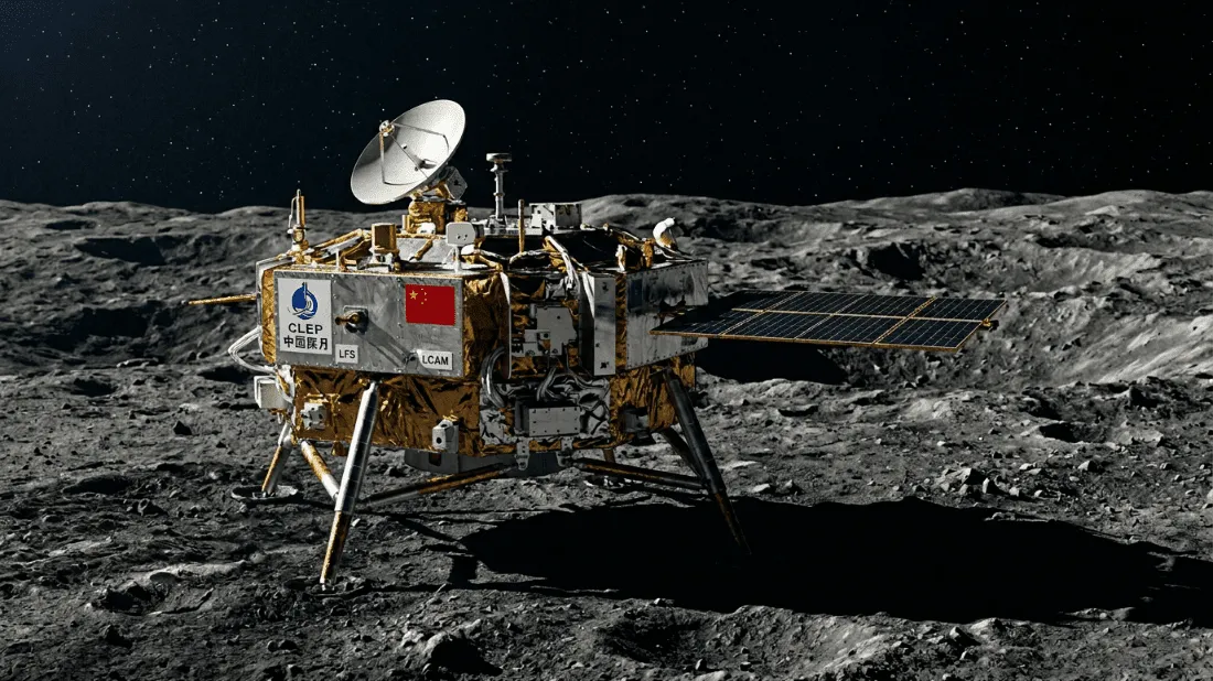 Penjelajah bulan Tiongkok Yutu-2 di permukaan bulan dengan panel surya dan antena parabola terlihat