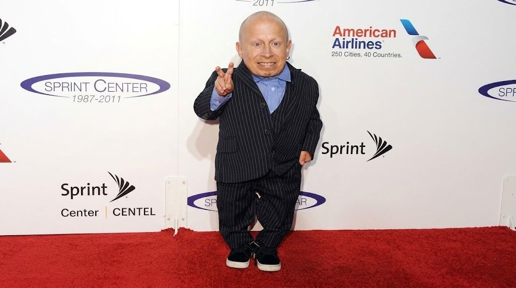 Verne Troyer dalam setelan garis-garis berpose di karpet merah di acara Sprint Center.