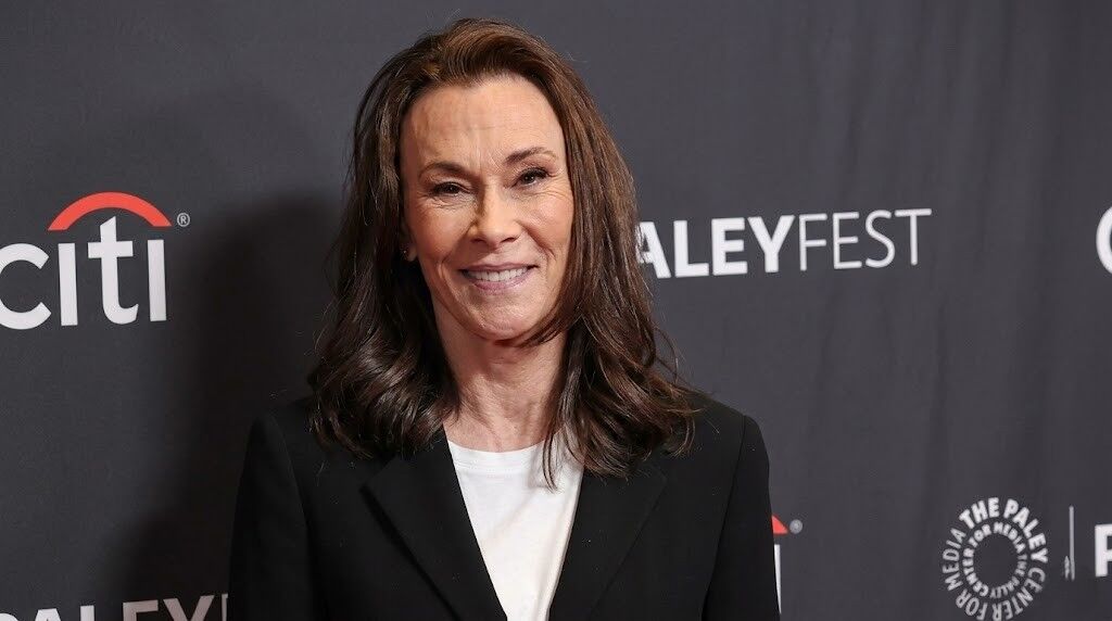 Aktris Mary McDonnell tersenyum di acara PaleyFest dengan blazer hitam dan atasan putih