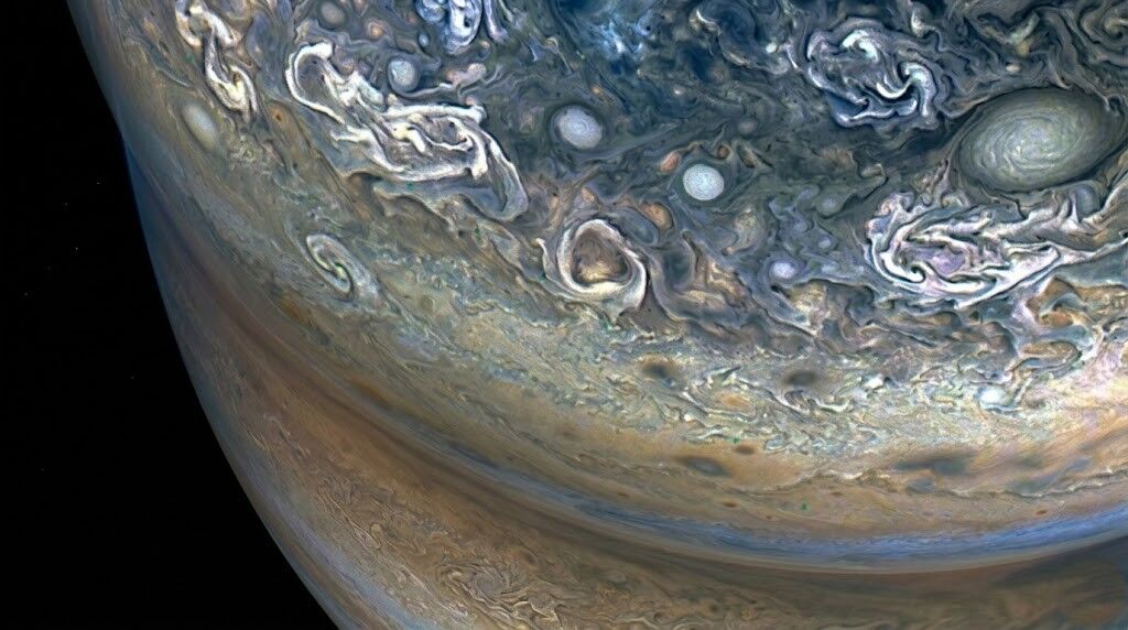 Tampilan dekat pola awan Jupiter yang berputar-putar dan badai di atmosfernya.