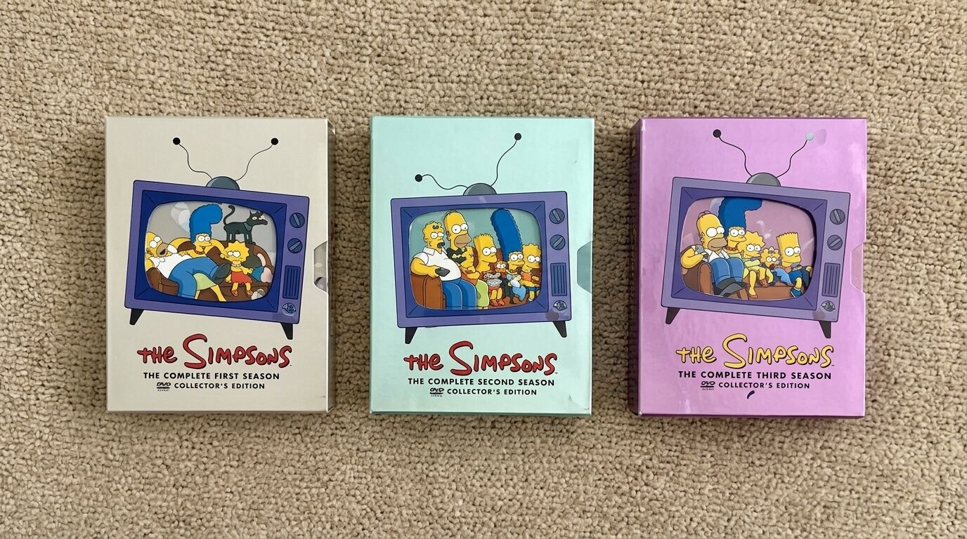 The Simpsons menyelesaikan edisi kolektor DVD musim pertama, kedua, dan ketiga dengan karya seni layar TV dengan latar belakang karpet.