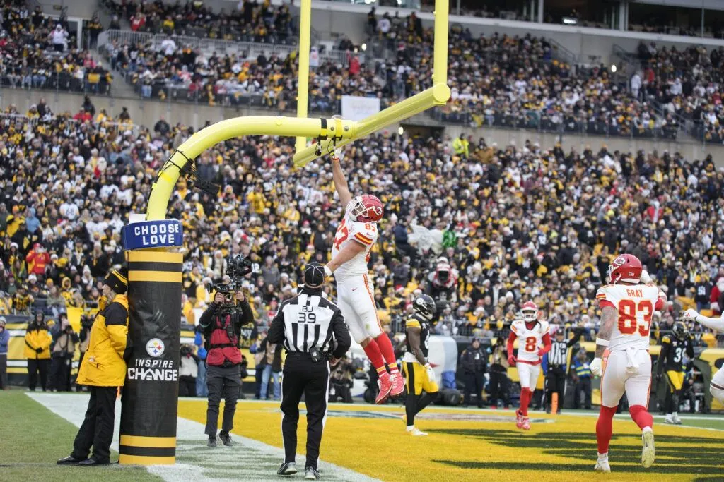 December 25, 2024: Travis Kelce #87 during the Pittsburgh Steelers vs Kansas City Chiefs at Acrisure Stadium in Pittsburgh PA. 