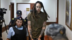 US basketball player Brittney Griner (C) is escorted by police before a hearing during her trial on charges of drug smuggling, in Khimki, outside Moscow on August 2, 2022. - Griner was detained at Moscow's Sheremetyevo airport in February 2022 just days before Moscow launched its offensive in Ukraine. She was charged with drug smuggling for possessing vape cartridges with cannabis oil. Speaking at the trial on July 27, Griner said she still did not know how the cartridges ended up in her bag.