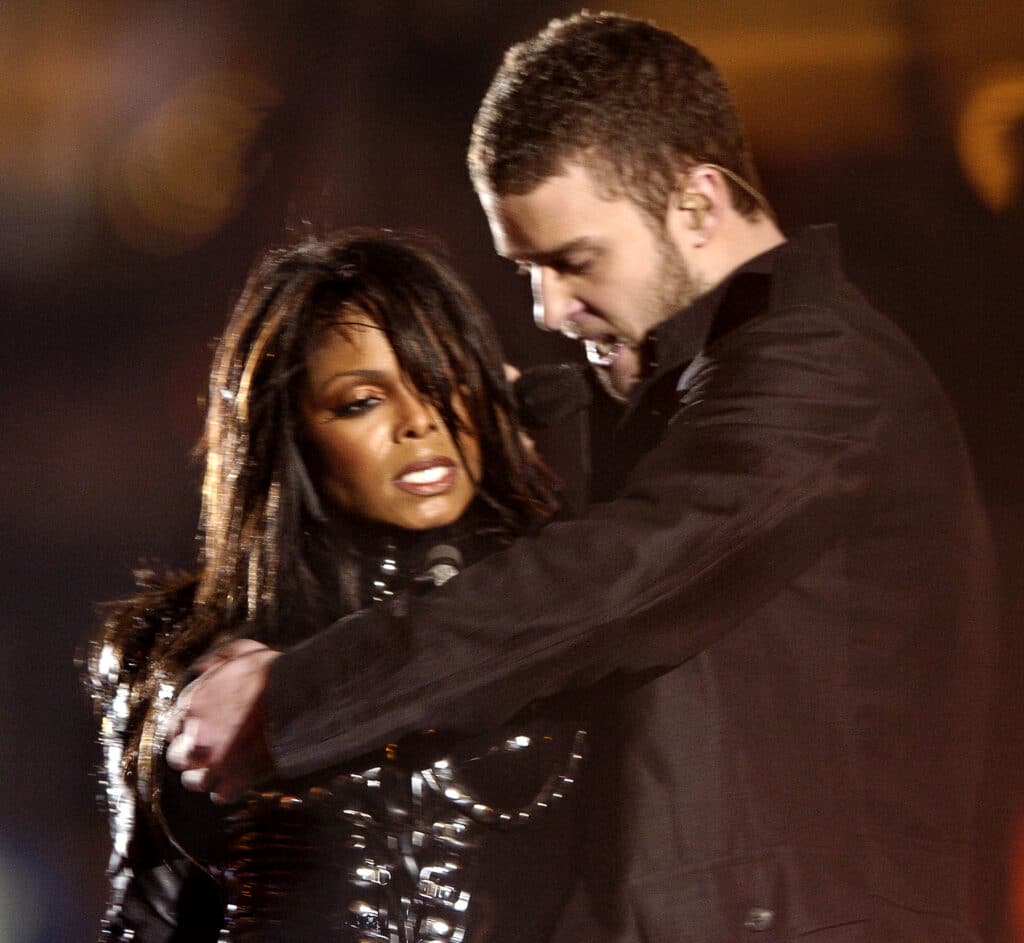 (2/2/04Houston, TX) Super Bowl XXXVIII. New England Patriots.Justin Timberlake grabs Janet Jackson brest.(020104patsmjs-staff photo by Michael Seamans. Saved in photo Monday/cd)