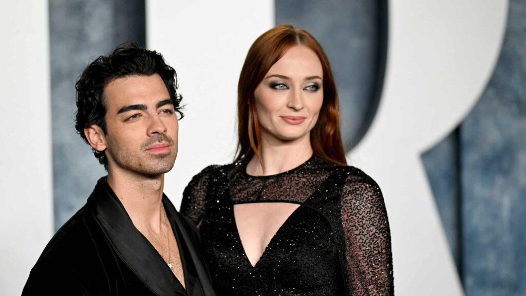 BEVERLY HILLS, CALIFORNIA - MARCH 12: Joe Jonas, Sophie Turner attend the 2023 Vanity Fair Oscar Party Hosted By Radhika Jones at Wallis Annenberg Center for the Performing Arts on March 12, 2023 in Beverly Hills, California.