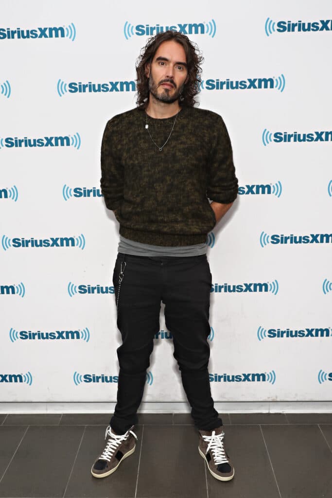 NEW YORK, NY - OCTOBER 04:  Russell Brand visits the SiriusXM Studios on October 4, 2017 in New York City.