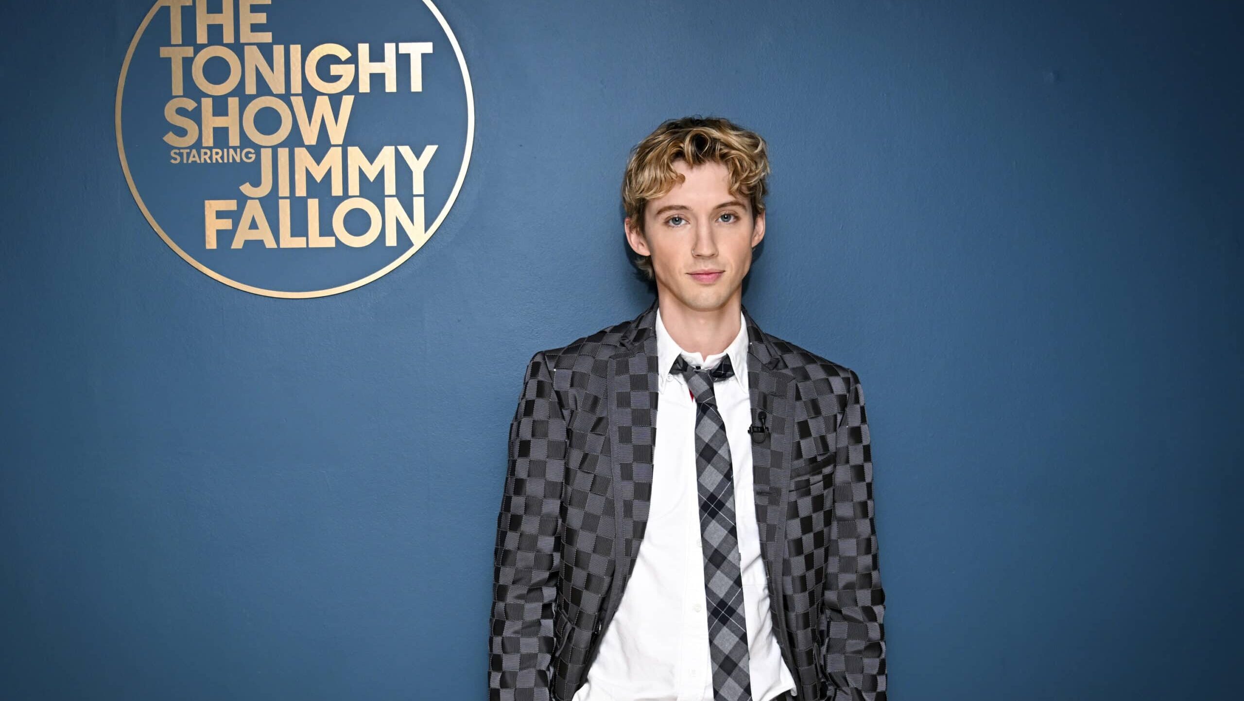 THE TONIGHT SHOW STARRING JIMMY FALLON -- Episode 1850 -- Pictured: Singer & actor Troye Sivan poses backstage on Tuesday, October 10, 2023 --