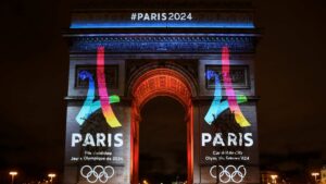 TOPSHOT - The campaign's official logo of the Paris bid to host the 2024 Olympic Games is seen on the Arc de Triomphe in Paris on February 9, 2016. AFP PHOTO / LIONEL BONAVENTURE (Photo by LIONEL BONAVENTURE / AFP)
