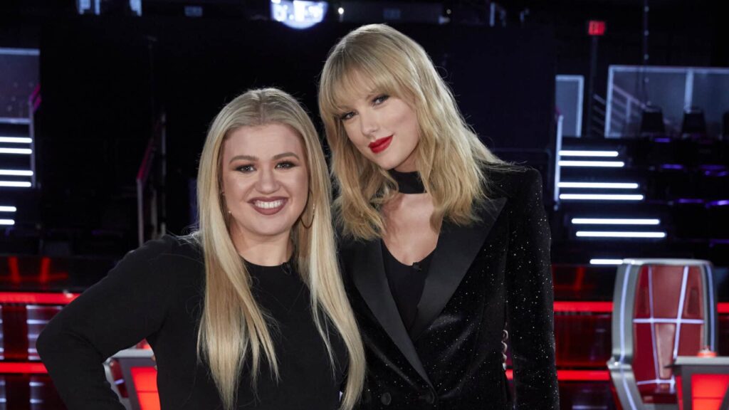 THE VOICE -- ?he Battles, Part 5/The Knockouts? Episode 1711 -- Pictured: (l-r) Kelly Clarkson, Taylor Swift --
