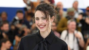 Margaret Qualley attends the photocall for "Stars At Noon" during the 75th annual Cannes film festival at Palais des Festivals on May 26, 2022 in Cannes, France.