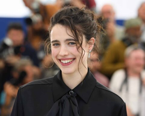 Margaret Qualley attends the photocall for "Stars At Noon" during the 75th annual Cannes film festival at Palais des Festivals on May 26, 2022 in Cannes, France.