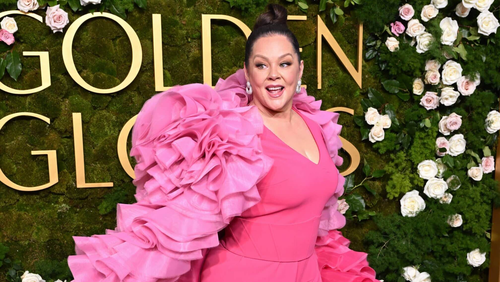 Melissa McCarthy Wears Dramatic Cape to 2025 Golden Globes, Took 15 Minutes  to Get in the Car | What's Trending