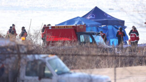 January 30, 2025, Washington Dc, Virginia, USA: Rescue crews and law enforcement members waits for the victims from the crash between an American Airlines passenger jet with 64 people aboard and an Army Black Hawk helicopter into the Potomac River, near Ronald Reagan Washington National Airport in Arlington, VA on January 30, 2025.