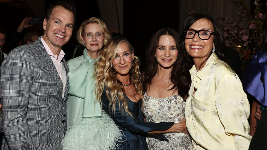Sarah Jessica Parker and Kristin Davis posing with three other people at an event