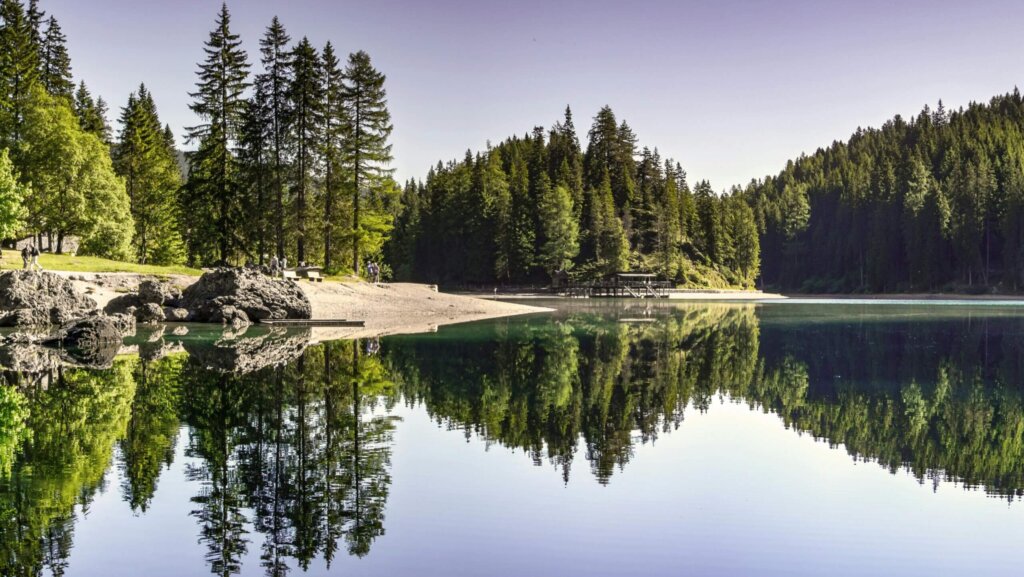 Imagine a life in which every day starts with a brilliant dawn in the waters of a lake and ends with the peaceful beauty of a sunset casting long shadows over its surface.