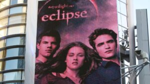 Billboard for the movie Twilight Eclipse featuring actors Taylor Lautner, Kristen Stewart, and Robert Pattinson.