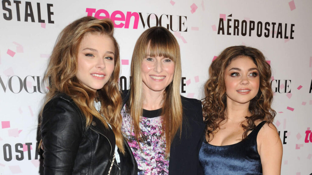 Chloe Grace Moretz, Naomi Watts, and Sarah Hyland posing on the Teen Vogue and Aeropostale event pink carpet.
