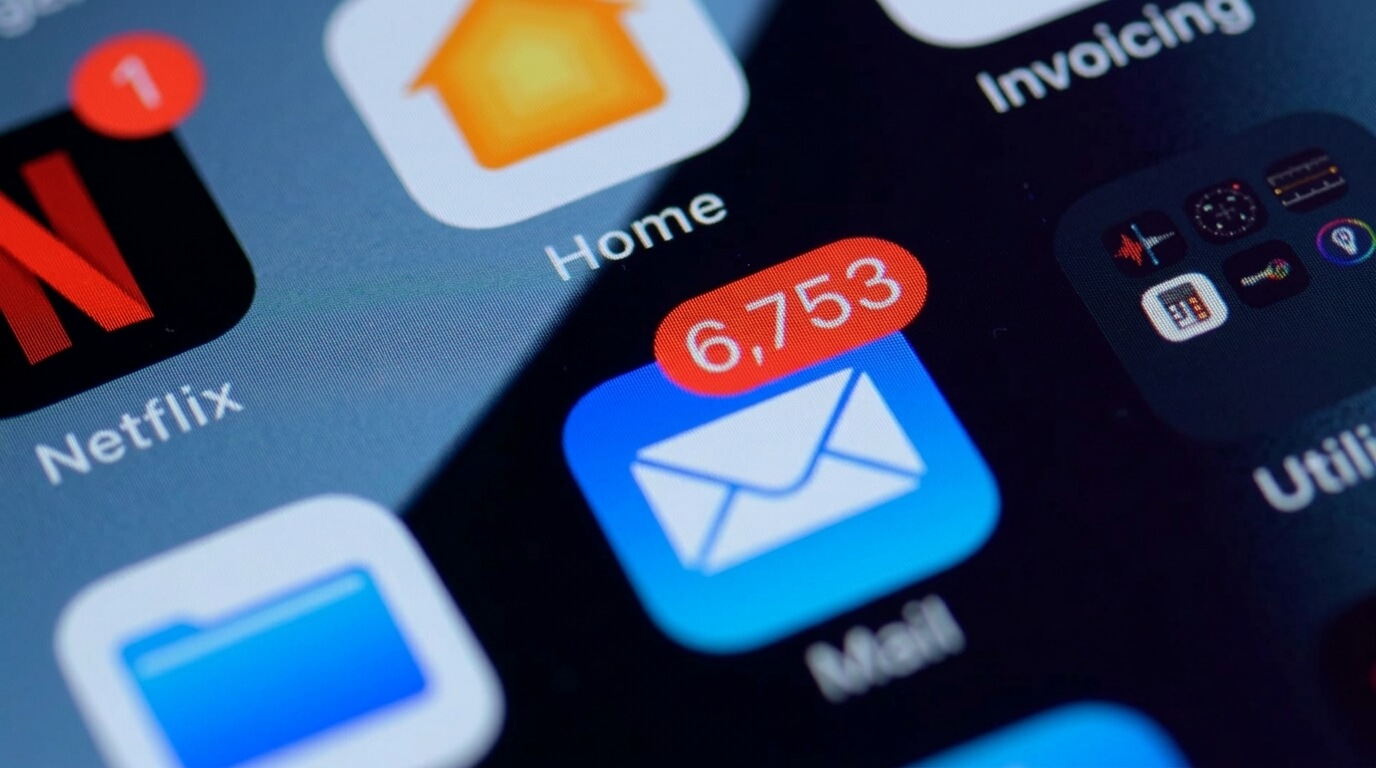 iPhone screen showing Mail app with 6,753 unread emails notification badge